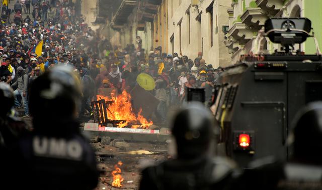 Policías de Ecuador y manifestantes se enfrentan en el centro de Quito. (AFP / RODRIGO BUENDIA).