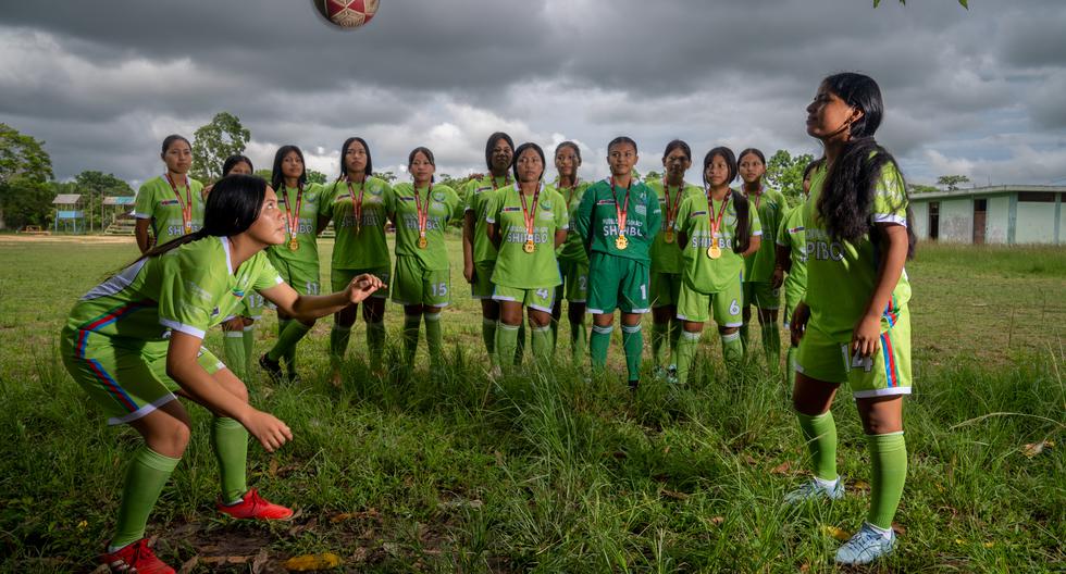 La goleadora Wendy Muñoz y Leysi Rodríguez, así como todo el equipo, fueron recibidas como heroínas en la comunidad shipibo-konibo de San Francisco de Yarinacocha, tras ganar el campeonato nacional de pueblos originarios. (Fotos: Luis Miranda)