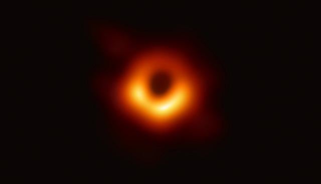El agujero negro se encuentra en el medio de la galaxia M87, a 53,3 millones de años luz de la Tierra. (Foto: EHT)