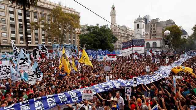 Manifestaciones multitudinarias se realizaron en decenas de plazas de ciudades en todo el país para rechazar que los condenados purguen las penas en sus casas. (Foto: AFP)