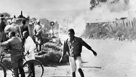Un estudiante de secundaria arroja una piedra a la policía durante una protesta por tener que usar el idioma afrikáans en la escuela, en Alexandra, cerca de Johannesburgo, el 18 de junio de 1976. (Foto de ROMAN ROLLNICK / AFP)