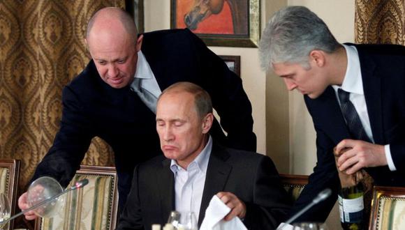 Yevgeny Prigozhin (izquierda) en la foto sirviendo a Vladimir Putin (centro) en una cena en 2011. (Reuters).