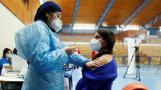 Chile, el segundo país con más porcentaje de población completamente vacunada contra el coronavirus