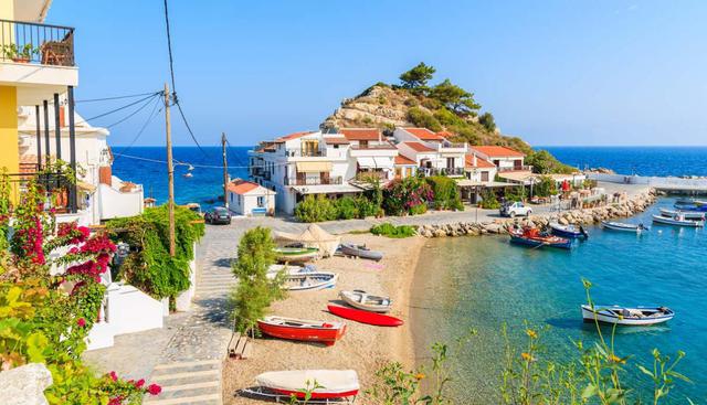 Samos. Es conocida como la isla griega de las playas escondidas. Pertenece al grupo de las islas Espóradas Orientales y destaca por su vegetación y pintorescos pueblos. Algunos de sus imperdibles son las playas Lemonakia, Potokaki, Kerveli, Heraion,