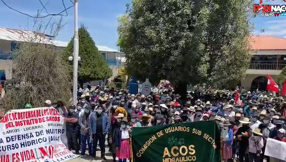 Pobladores de Parinacochas concentrados este martes 9 de noviembre en la Plaza de Armas de Coracora, en Ayacucho | Captura de video / Radio Parinacochas)