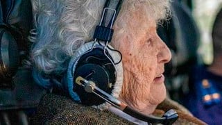 Ella es Maria Koltakova, la mujer de 99 años que pilotea un caza de guerra y un tanque