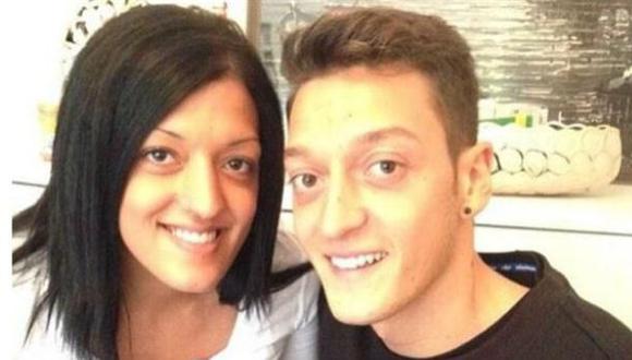 Dos gotas de agua: Mesut Özil en una foto junto a su hermana