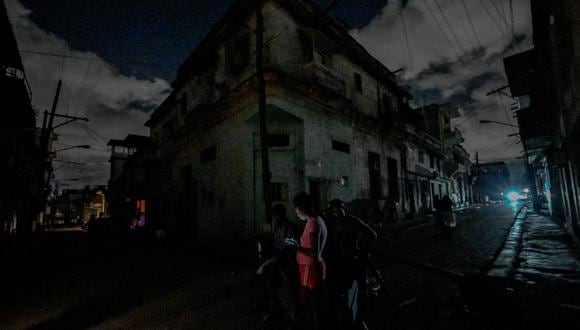 Los residentes se reúnen afuera en un vecindario en medio de un apagón eléctrico prolongado después del huracán Ian en La Habana el 30 de septiembre de 2022.  (Foto de Adalberto ROQUE / AFP)