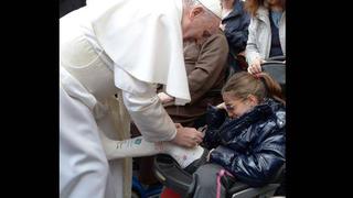 El papa Francisco firmó yeso de una niña con la pierna fracturada