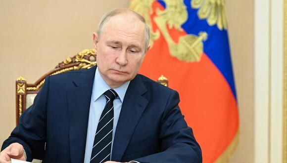 El presidente ruso, Vladimir Putin, celebra una reunión en línea del Consejo de Seguridad de Rusia en Moscú el 14 de julio de 2023. (Foto de ALEXEY BABUSHKIN / SPUTNIK / AFP)