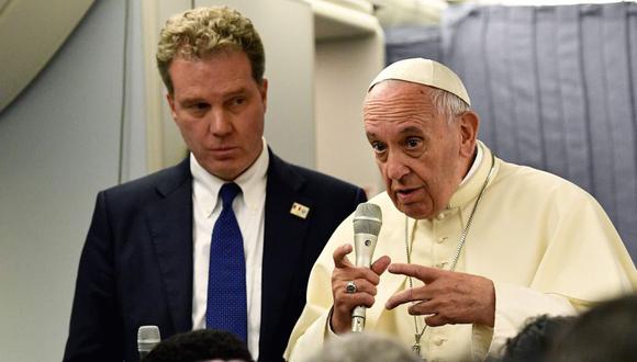 Renuncian el portavoz del Vaticano Greg Burke y su número dos García Ovejero. (AFP)