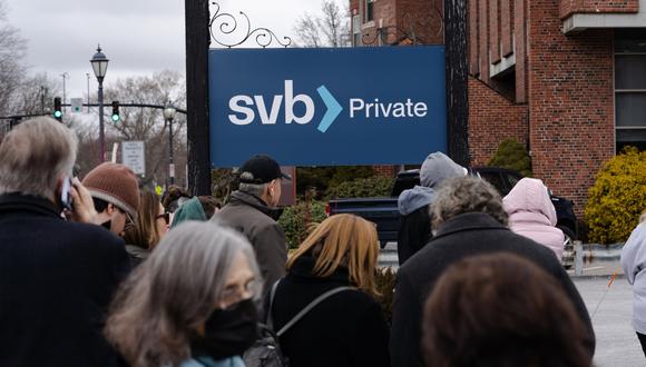 Para el Scotiabank el SVB “era un banco relativamente pequeño y poco diversificado, enfocado en empresas riesgosas, por lo que los rápidos aumentos de las tasas de interés de la Fed, tuvieron un impacto en sus balances”. (Foto: Bloomberg)