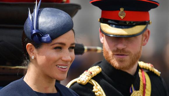 Meghan, duquesa de Sussex y su esposo el príncipe Harry regresan al Palacio de Buckingham después del desfile del cumpleaños de la reina, el 8 de junio de 2019. (Foto de Daniel LEAL-OLIVAS / AFP).