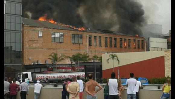 Brasil: incendio consume centro comercial en Río de Janeiro