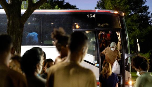 Migrantes de Venezuela, que abordaron un autobús en Del Río, Texas, desembarcan frente al Capitolio de los EE. UU. en Washington, DC, el 2 de agosto de 2022. (Foto de Stefani Reynolds / AFP)