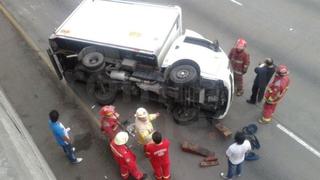 Un camión de carga se volcó en la Vía Expresa y dejó un herido