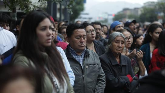 Familias llegan a la iglesia Las Nazarenas, en la avenida Tacna, para participar de la última procesión del Señor de los Milagros (Fotos Britanie Arroyo).