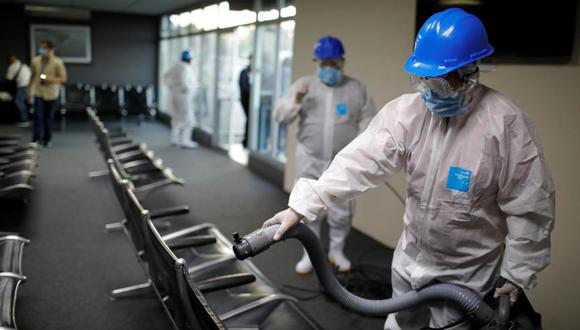 El Aeropuerto Internacional de Ilopango es desinfectado como medida preventiva contra la enfermedad por coronavirus en Ilopango, El Salvador. (Foto: Reuters/Archivo).