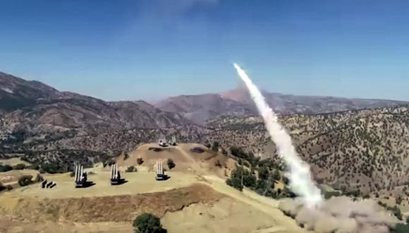 Una captura de video proporcionada por el ejército iraní el jueves 29 de septiembre de 2022 muestra el lanzamiento de un misil desde la región del Kurdistán iraní (Komalah), dirigido hacia Sulaimaniyah, en la región autónoma del Kurdistán de Irak. (Foto por AGENCIA DE NOTICIAS FARS / AFP)