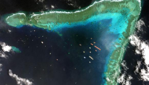 Una imagen satelital tomada el 23 de marzo de 2021 muestra barcos chinos anclados en Whitsun Reef, a unos 320 kilómetros al oeste de Bataraza, en Palawan, en el Mar de China Meridional. (Foto: AFP).