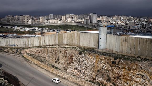 La barrera de separación israelí divide Jerusalén Este y la ciudad palestina de Qalandia, en Cisjordania. (Foto: Thomas Coex/AFP)