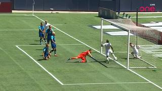 El blooper del año: celebraba su gol, pero un compañero llegó y rechazó la pelota