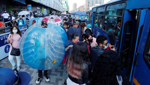 Trabajadores del Centro Comercial El Gran San caminan dentro de globos como parte de una campaña para mantener la distancia física entre los compradores durante la temporada navideña, en el popular sector de San Victorino, en Bogotá (Colombia). (Foto: Archivo/ EFE/ Mauricio Dueñas Castañeda).