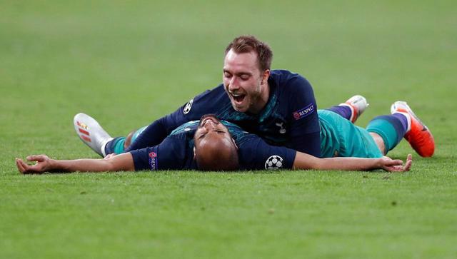 Christian Eriksen va a felicitar a Lucas Moura por su gran performance durante el partido. (Foto: AFP)