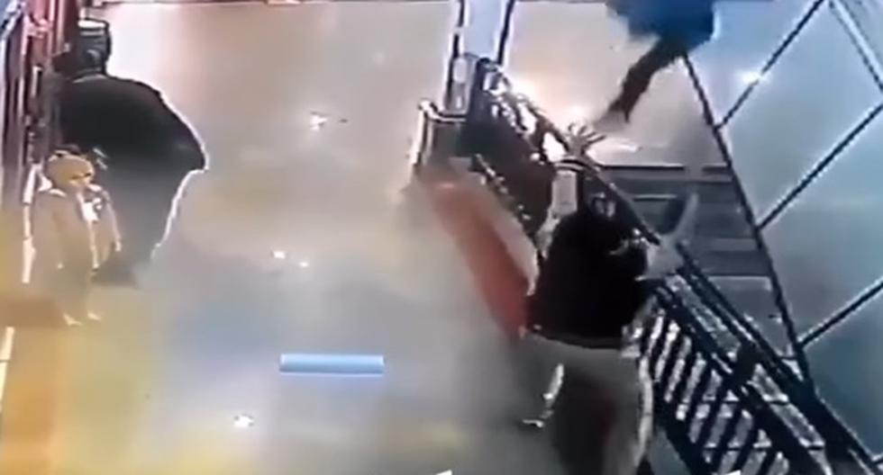 Una espantosa escena pudieron captar las cámaras de seguridad en un centro comercial. (foto: captura)