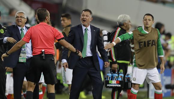 El entrenador de la selección mexicana, Juan Carlos Osorio, perdió el control en el partido ante Nueva Zelanda por Copa Confederaciones. "Me sentí muy ofendido", dijo en conferencia. (Foto: AFP)