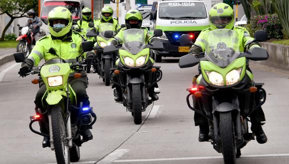 Oficiales de policía patrullan una calle en el centro de Bogotá, el 5 de agosto de 2022.  (Foto de DANIEL MUNOZ / AFP)