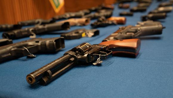 Según el gobierno mexicano, entre 70% y 90% de las armas recuperadas en escenas del crimen en México han sido traficadas desde Estados Unidos. (Foto: Bryan R. Smith / AFP)