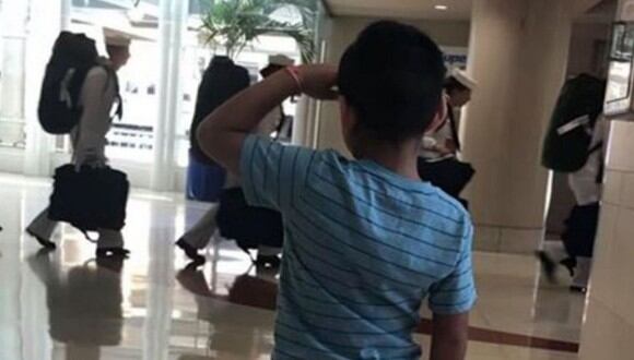 La foto de un niño de seis años saludando a un grupo de militares causó gran revuelo en las redes sociales | Foto: Facebook / Joe Vega - Priscilla Pinales-Vega