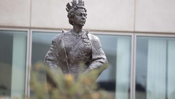 Esta imagen muestra una estatua de la reina Isabel II de Gran Bretaña en la Casa del Parlamento en Canberra el 9 de septiembre de 2022. (Foto de AFP)