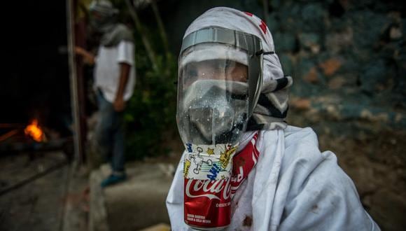 Un manifestante con una máscara antigás improvisada durante las manifestaciones masivas contra el gobierno en 2017 en Caracas. (Meridith Kohut para The New York Times).