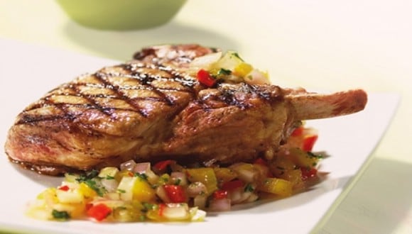 Chuletas de cerdo con salsa de mango y menta