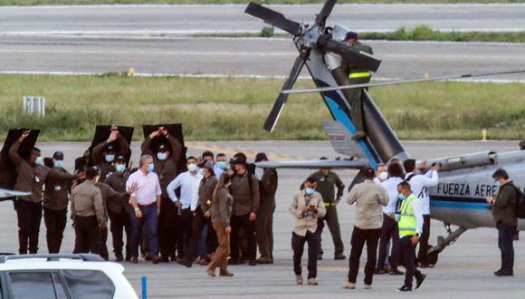 El presidente de Colombia, Iván Duque (izq.), camina rodeado de guardaespaldas cerca del helicóptero presidencial en la pista del Aeropuerto Internacional Camilo Daza luego de que fuera alcanzado por disparos en Cúcuta, Colombia. (Foto: AFP / Colombian Presidency / Schneyder MENDOZA).