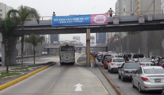 Varios puentes fueron intervenidos por el colectivo de padres de ‘Con mis hijos no te metas’. Algunos mensajes estaban dirigidos al presidente Martín Vizcarra. (Foto: Daniel Bedoya / El Comercio)