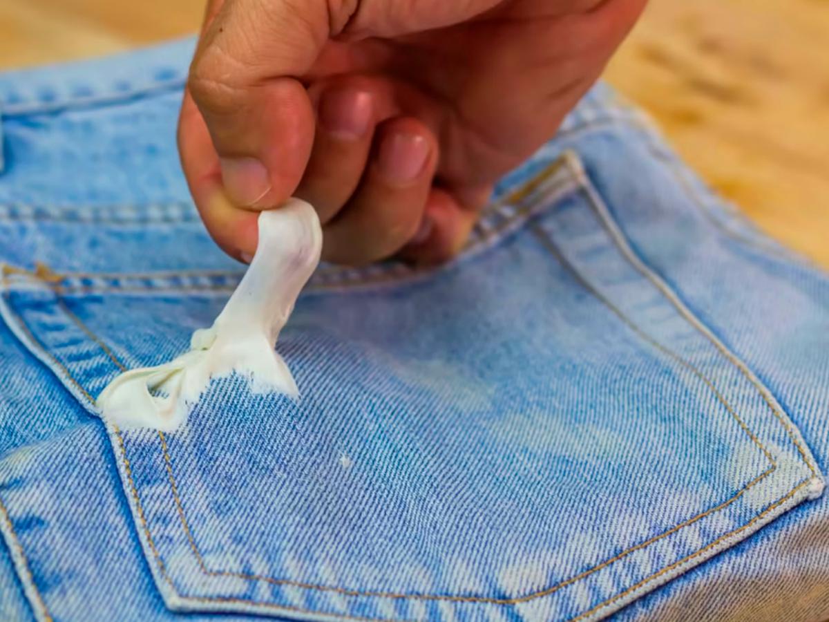 forma correcta de quitar el chicle pegado de tu ropa | RESPUESTAS | MAG.