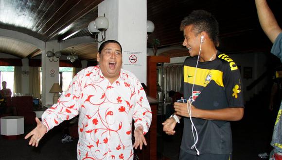 Año 2011. Tongo se escabulle en el Gran Hotel Tacna y le canta a Neymar, figura de la Sub 20 de Brasil. FOTO: Terra / Archivo.