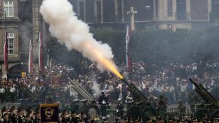 López Obrador encabeza desfile militar que incluye a la Guardia Nacional