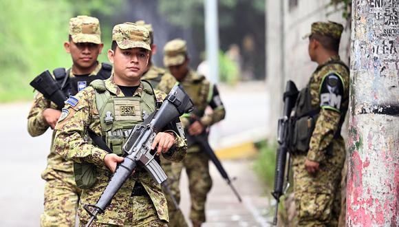 Soldados patrullan una comunidad en Apopa, El Salvador, el 11 de octubre de 2023. (Foto de Marvin RECINOS / AFP)