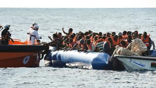 Al menos 50 personas mueren ahogadas en las costas de Túnez al naufragar un bote que salió de Libia 