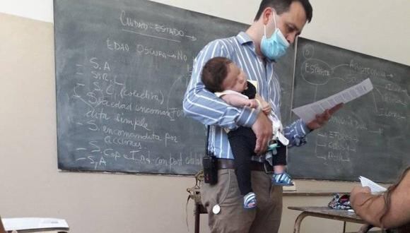 El profesor argentino, Federico Tenreyro, cargó a la bebé de su alumna para que ella pueda atender la clase. (Foto: Ludmila Disante / Facebook).