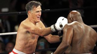 Mitt Romney y Evander Holyfield boxean con fines de caridad