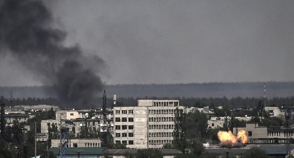 Una fotografía muestra una explosión en la ciudad de Severodonetsk durante los intensos combates entre las tropas ucranianas y rusas en la región de Donbas, en el este de Ucrania, el 30 de mayo de 2022. (ARIS MESSINIS / AFP).