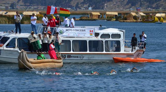Deportistas peruanos y bolivianos nadan 30 horas en el Titicaca - 4