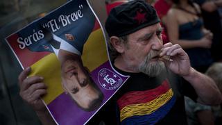 Medio millar de españoles protestaron contra la proclamación