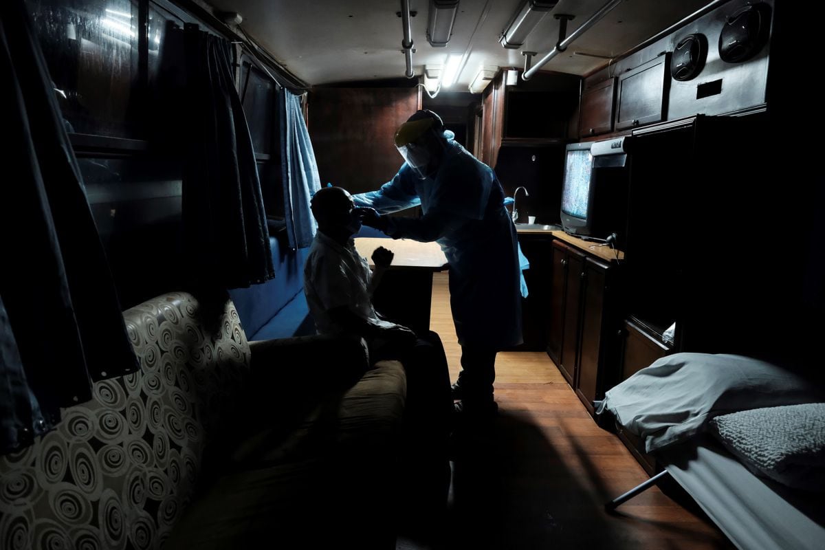 A nurse performs a coronavirus test in San José, Costa Rica, in a file photo.  (Photo by Jeffrey Arguedas / EFE)