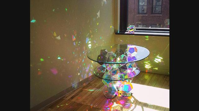 Arte que resplandece: Deja al sol decorar tu casa con esta mesa - 3